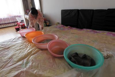 崇阳楼上漏水，住户失联，小区没物管，业主维权难！律师来支招……